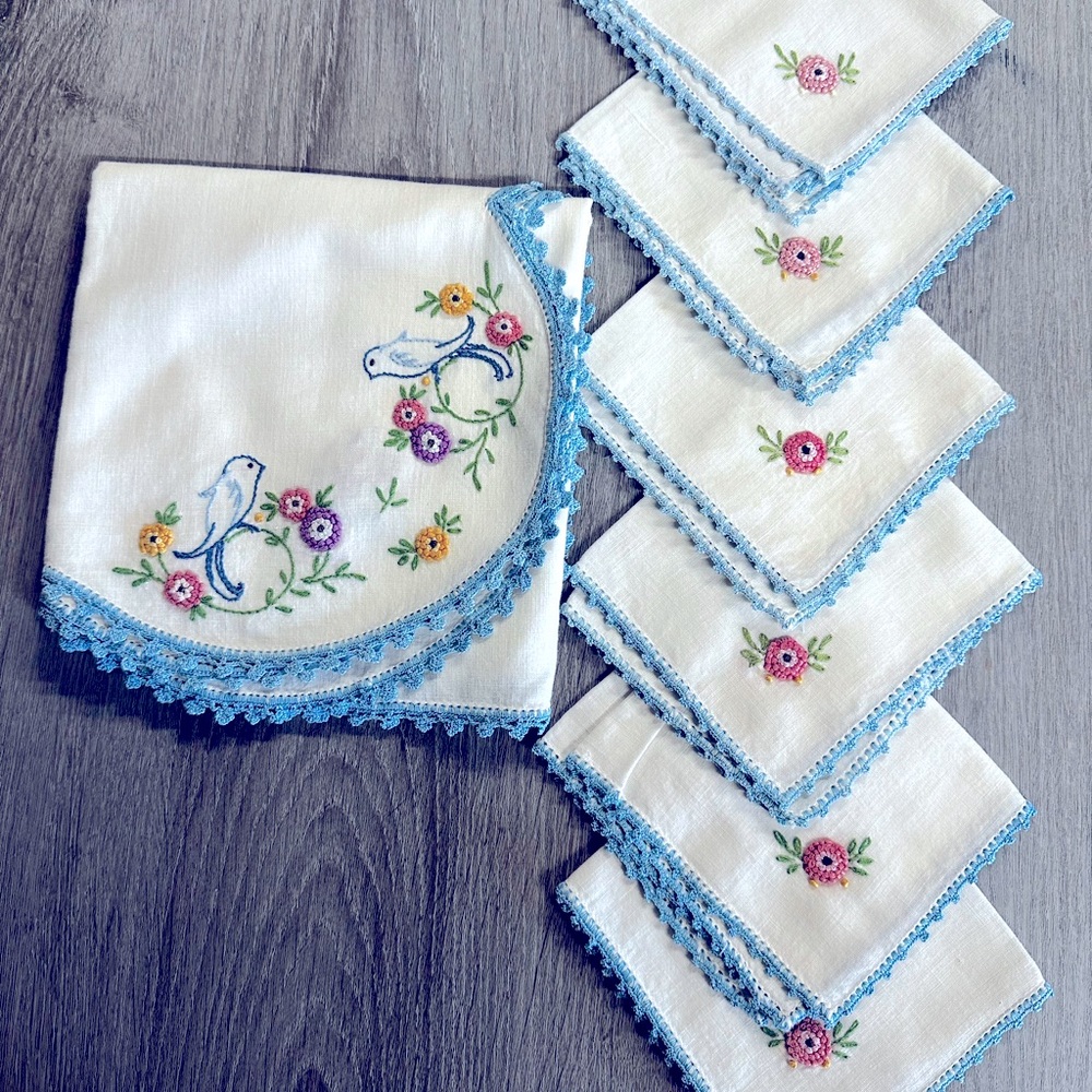 Vintage Embroidered Tea Table Cloth Napkin Set